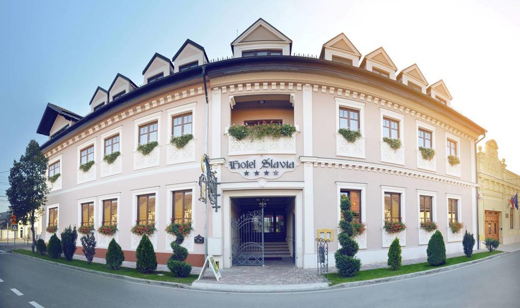 Hotel Slavia Salonta Bagian luar foto