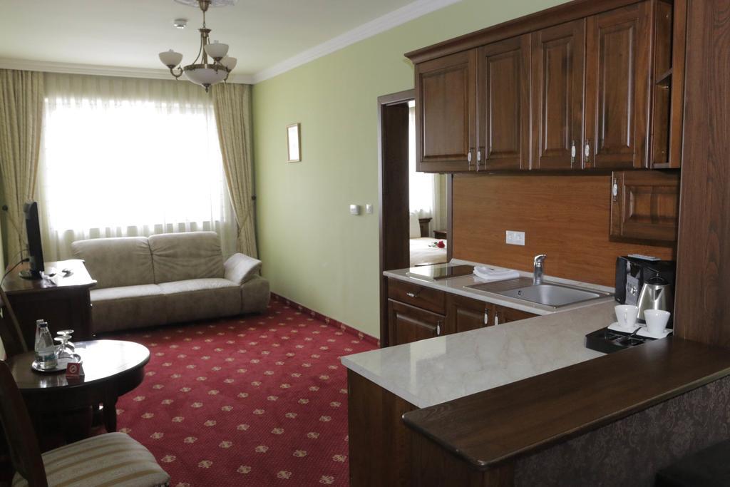 Hotel Slavia Salonta Bagian luar foto
