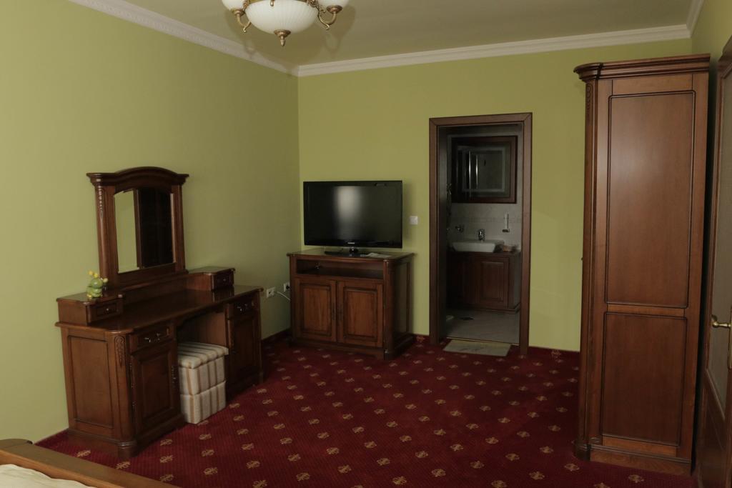 Hotel Slavia Salonta Bagian luar foto