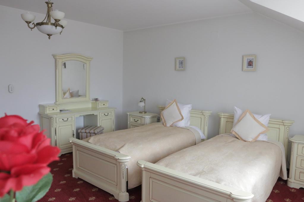 Hotel Slavia Salonta Bagian luar foto