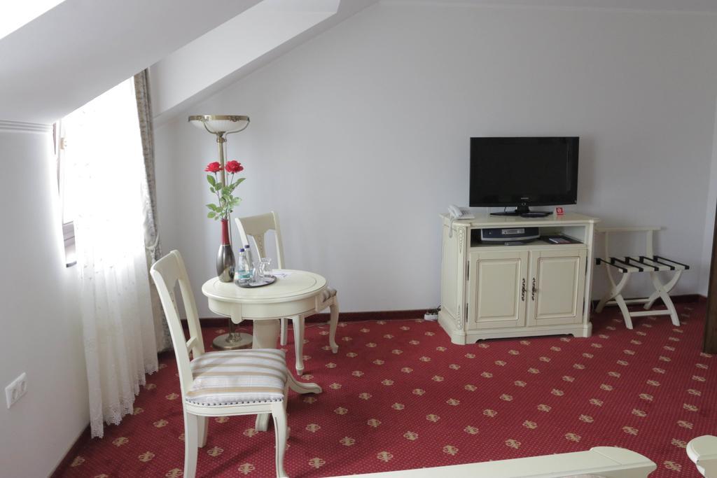 Hotel Slavia Salonta Bagian luar foto