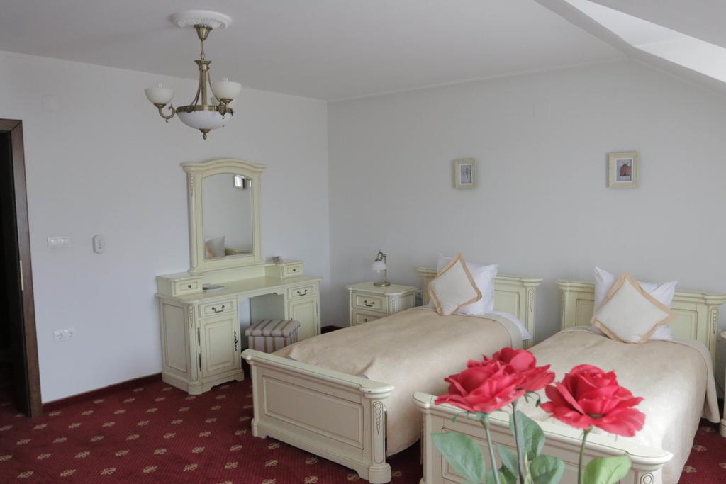 Hotel Slavia Salonta Bagian luar foto