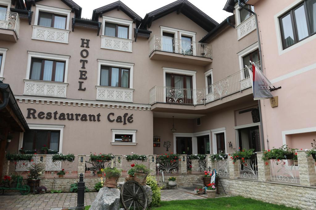 Hotel Slavia Salonta Bagian luar foto