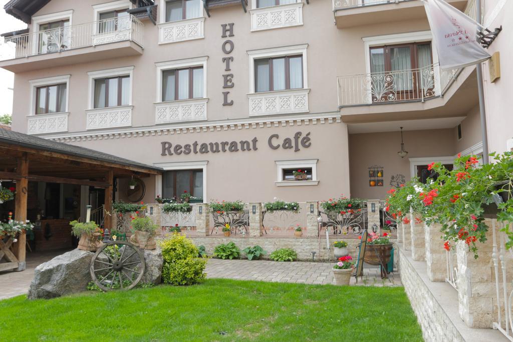Hotel Slavia Salonta Bagian luar foto