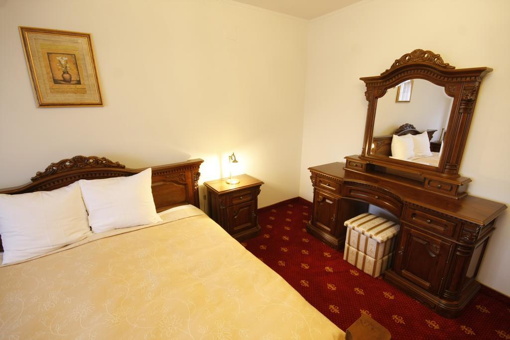 Hotel Slavia Salonta Bagian luar foto