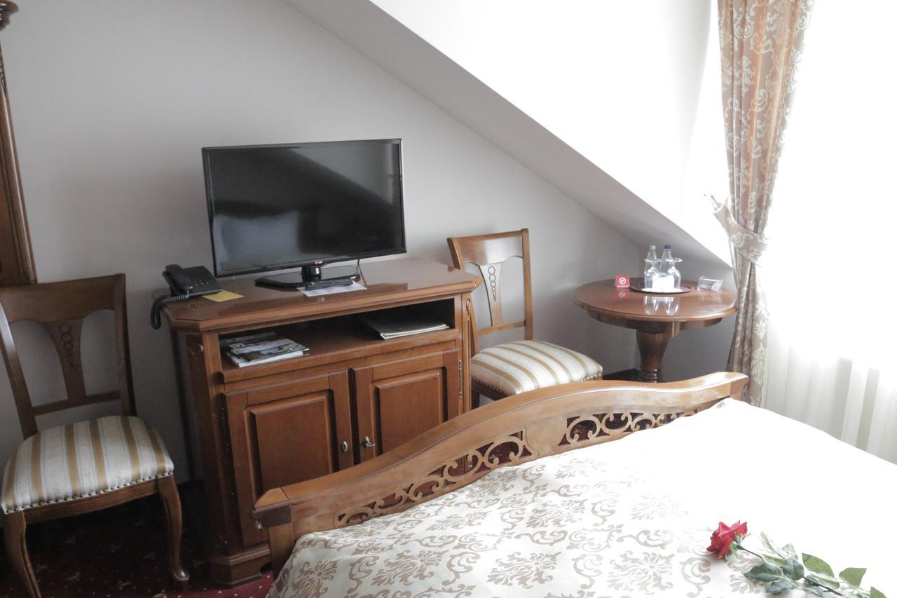 Hotel Slavia Salonta Bagian luar foto