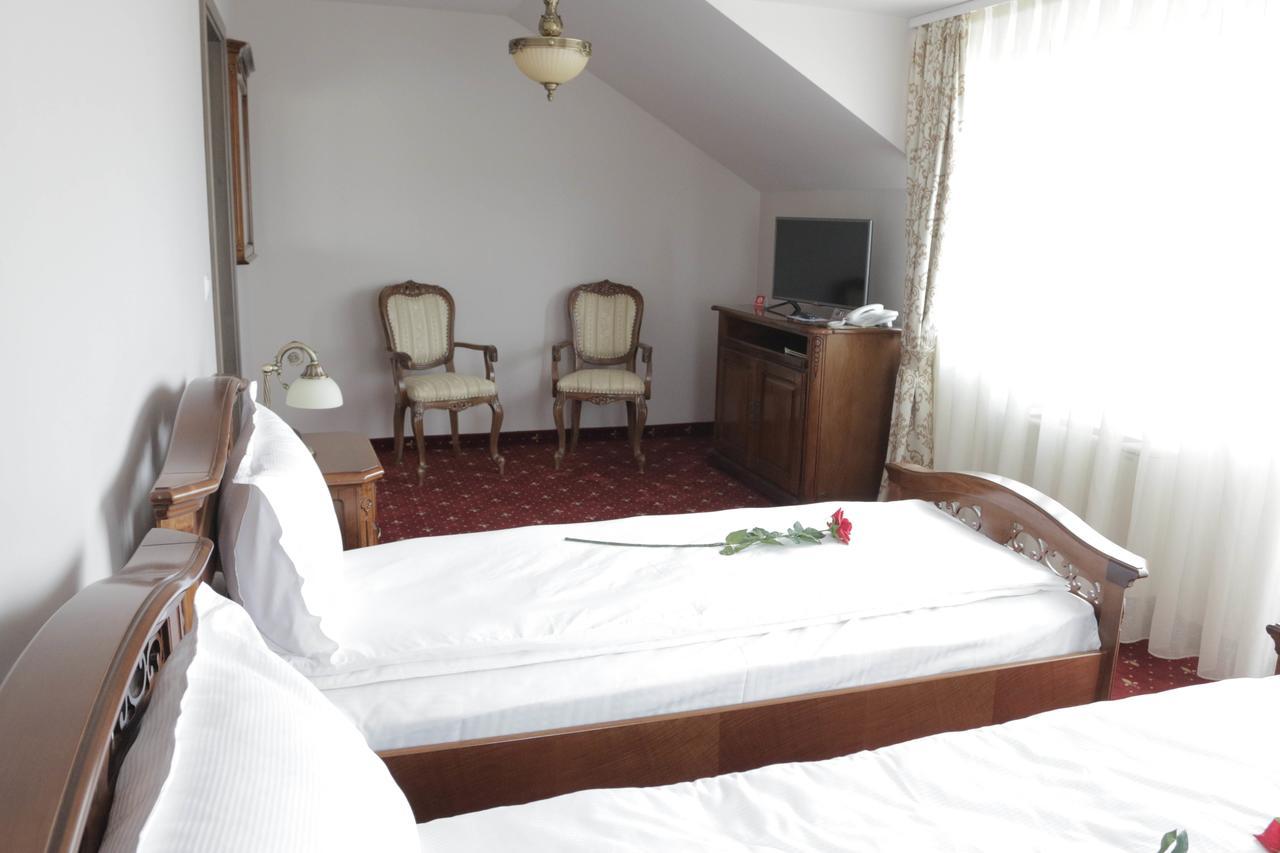 Hotel Slavia Salonta Bagian luar foto