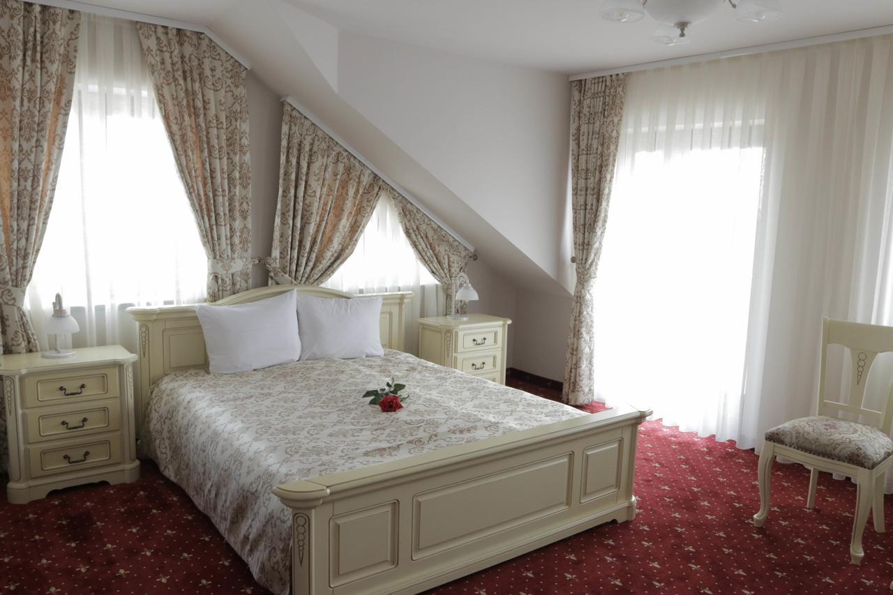 Hotel Slavia Salonta Bagian luar foto