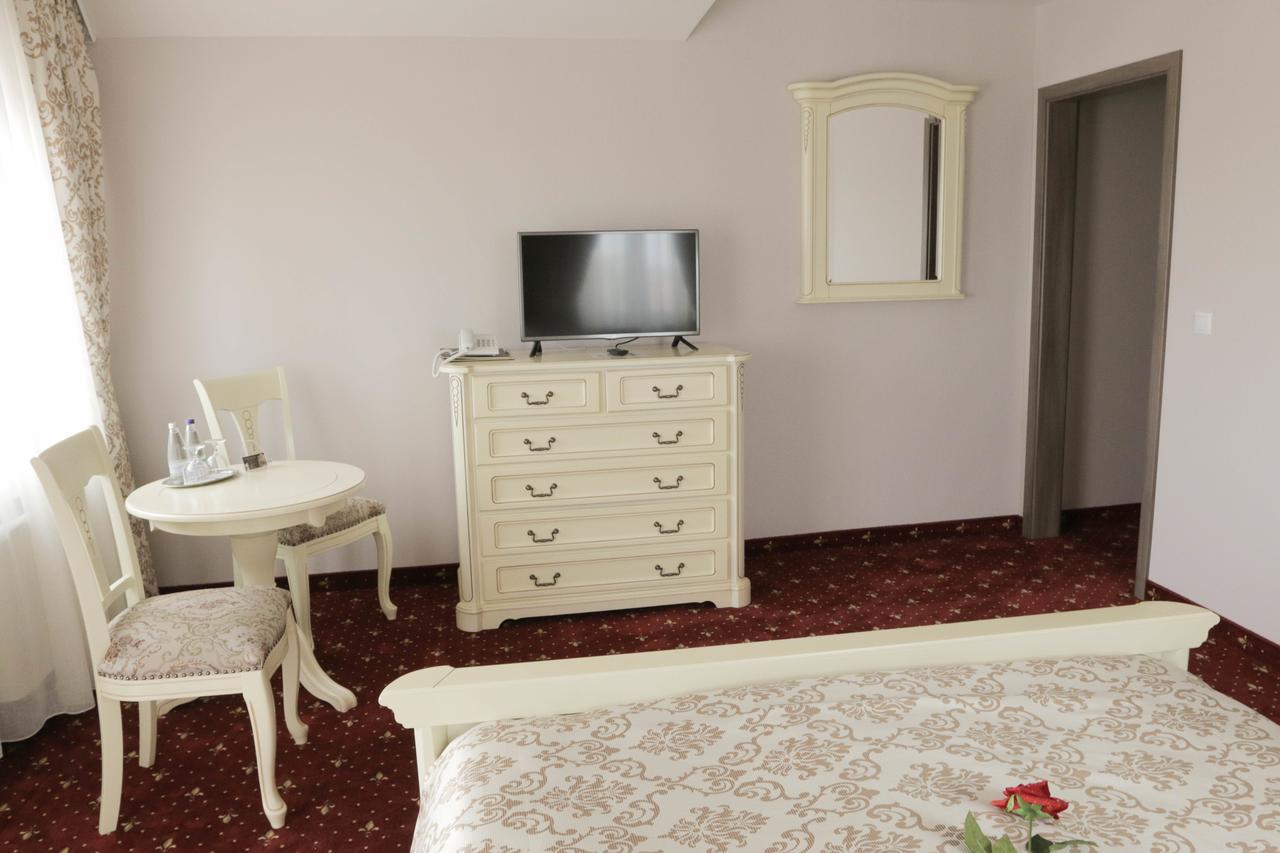 Hotel Slavia Salonta Bagian luar foto